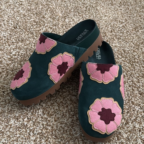 Chelsea & Violet || NIB Patchwork Green Floral Platform Clogs Size 7 - Picture 5 of 11